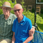 Gerard Robben en partner Albert Wester op regenboogbankje