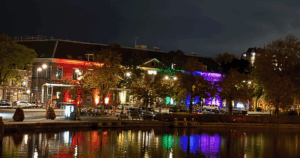 Politie bureau Koude Horn in regenboog vlaggen