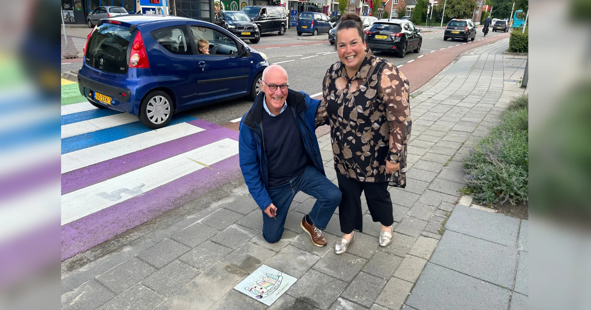 Elvira Schepers en Lou Ritzen bij het zebrapad. Foto: @NoaStaverman