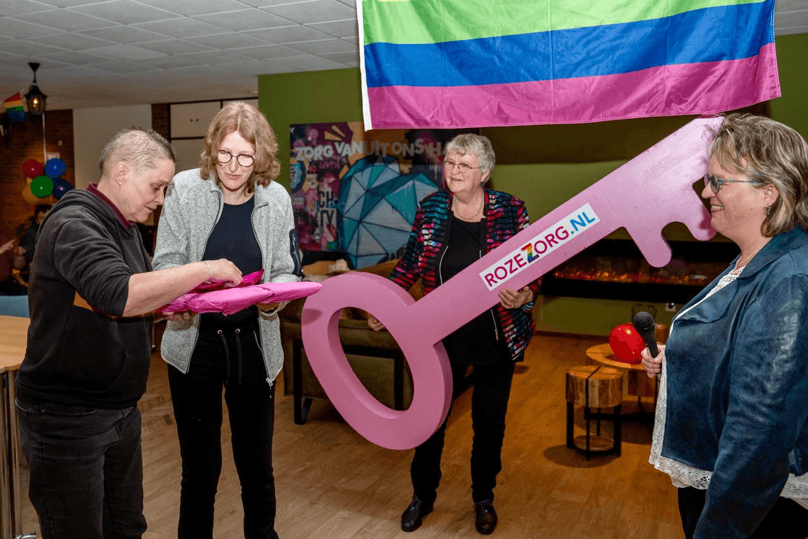 Regina-en-Thea-nemen-het-keurmerk-de-Roze-Loper-in-ontvangst