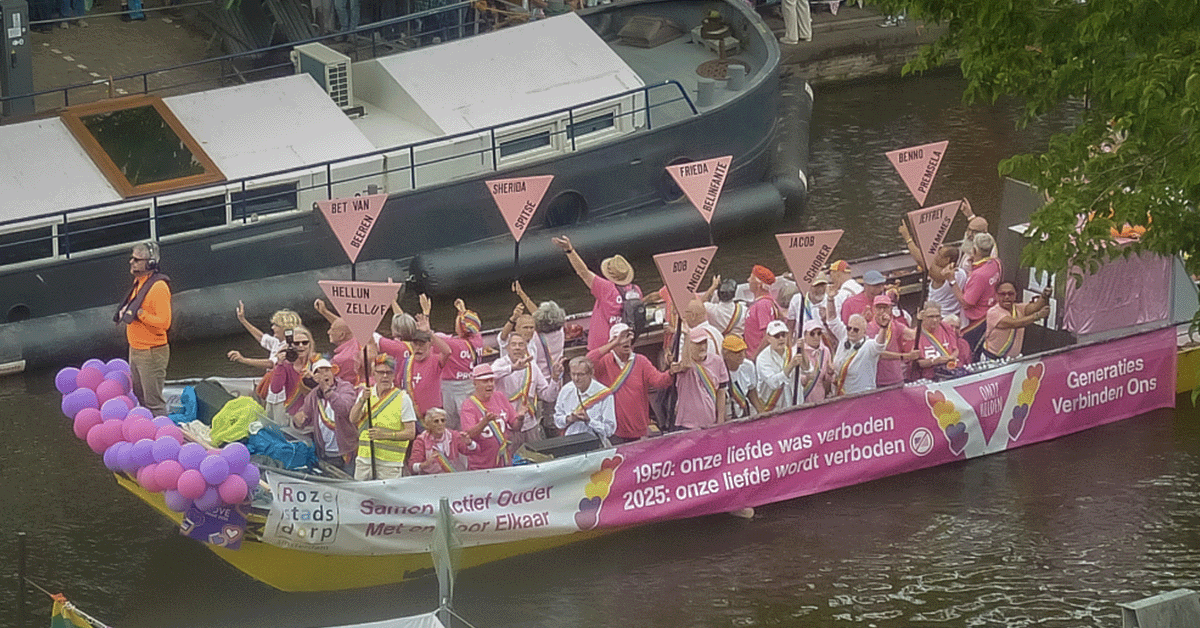 Roze Stadsdorp tijdens de Canal Parade