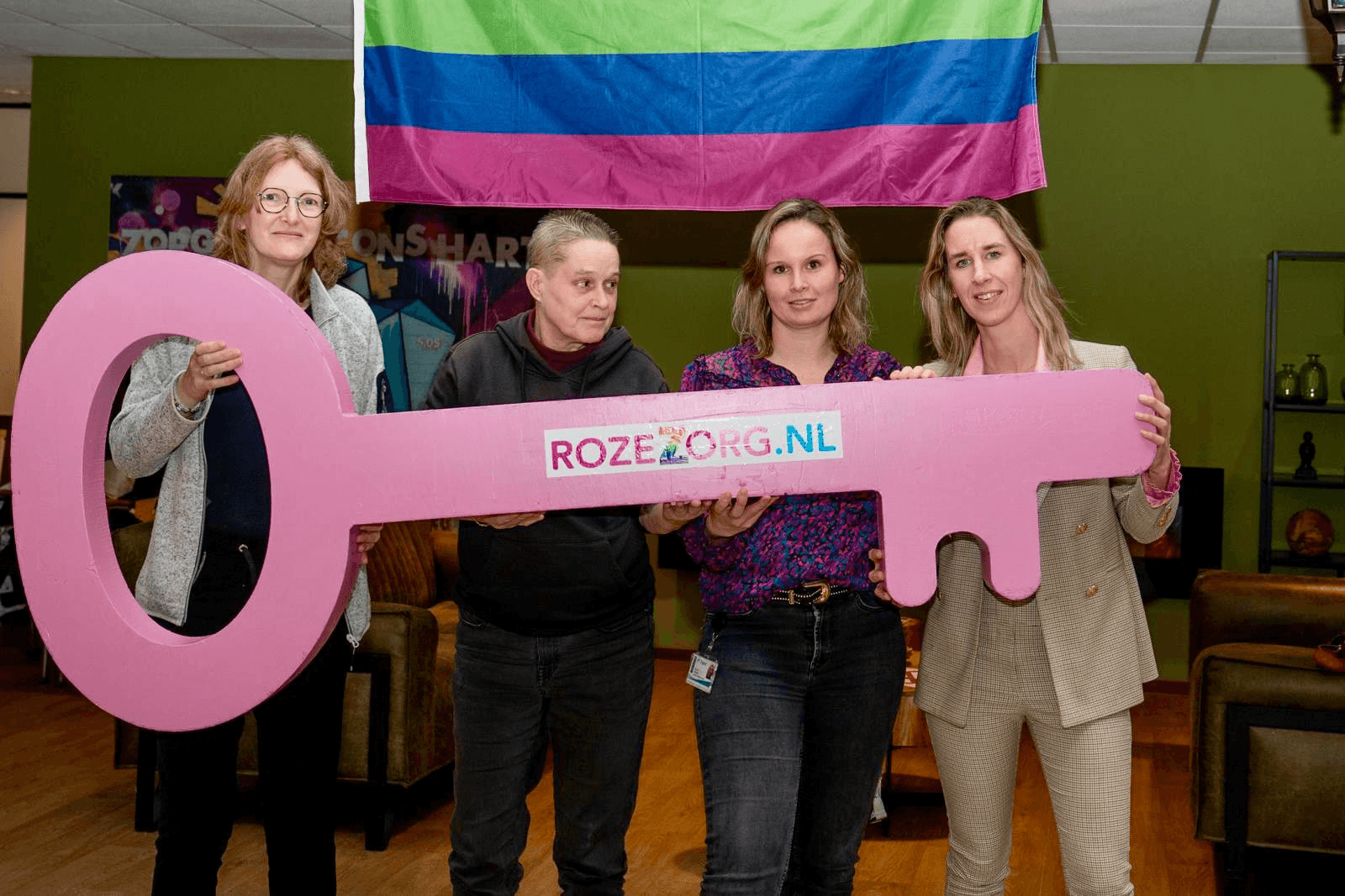 Thea-Regina-Carmen-en-Maartje-zijn-trots-op-de-roze-loper