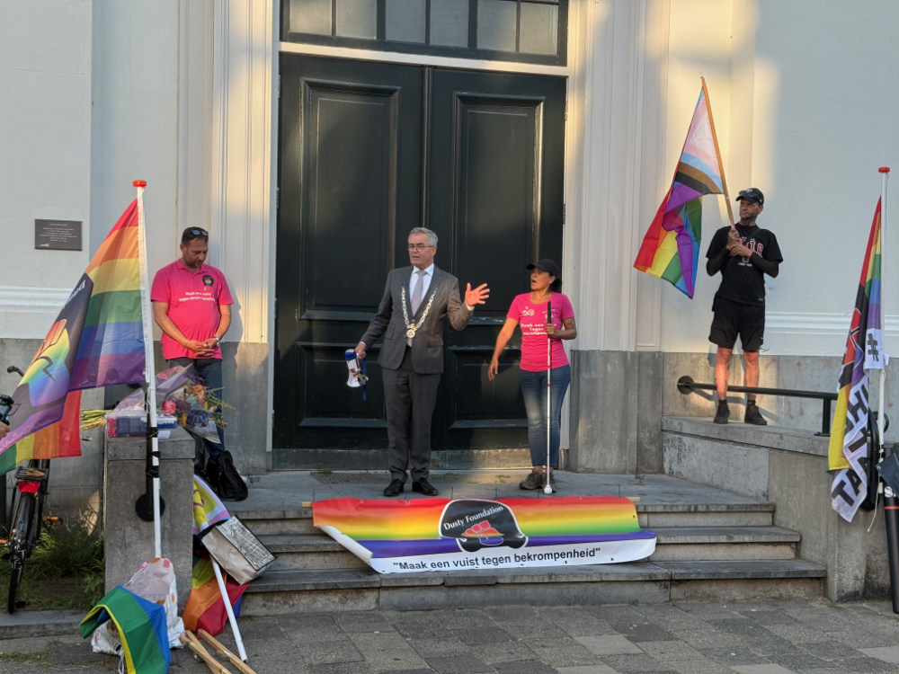 Burgermeester Wienen van Haarlem spreekt de menigte toe tijdens de demonstratie.