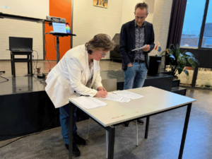 Manon Linschoten ondertekend de verklaring