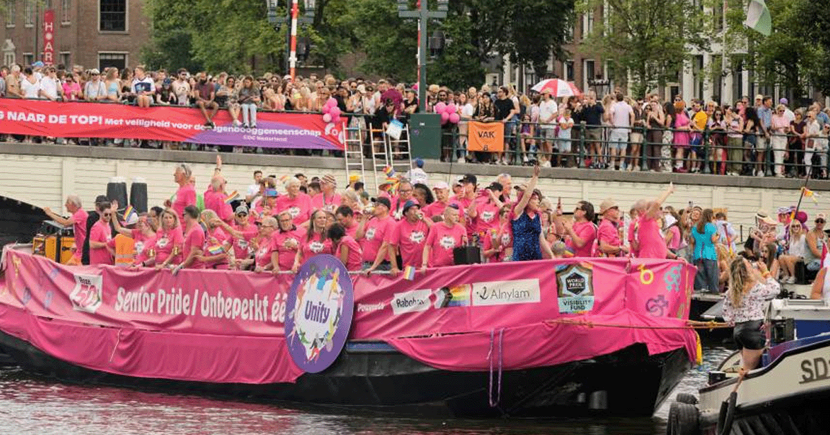 Mensen met een beperking en senioren varen samen tijdens WorldPride Amsterdam 2026